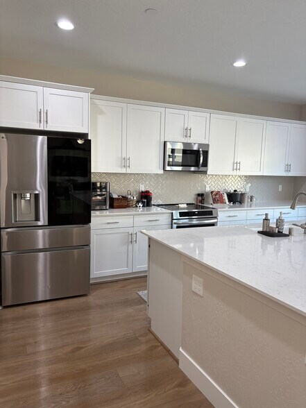 Building Photo - 2875 E Colina Dr