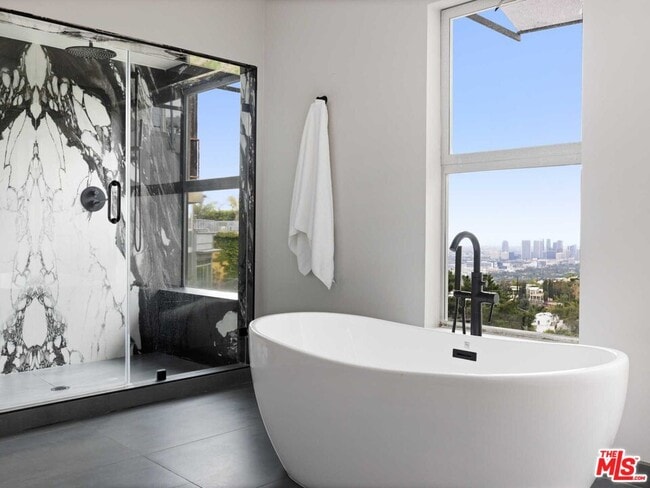 Building Photo - 1885 Sunset Plaza Dr