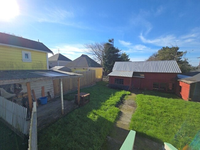 Building Photo - 3BR Eureka home offers remodeled interior, large yard and outbuildings!