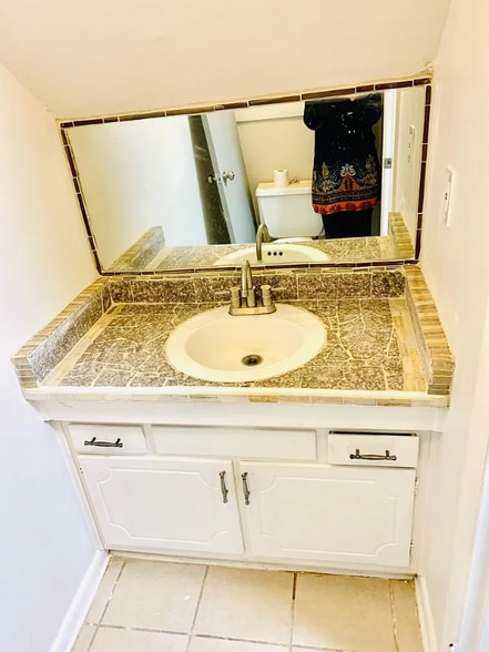 Building Photo - 527 Tibet Ave