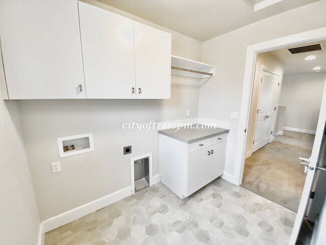 Building Photo - BEAUTIFUL 4 bed 2 1/2 Bath Located in Cent...