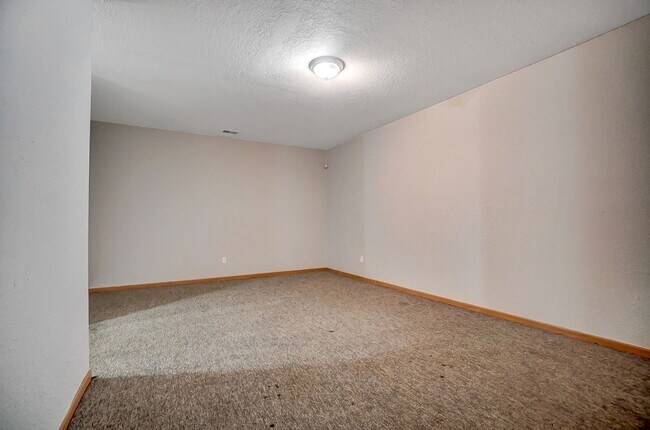 Building Photo - 1115 N Byrne Rd