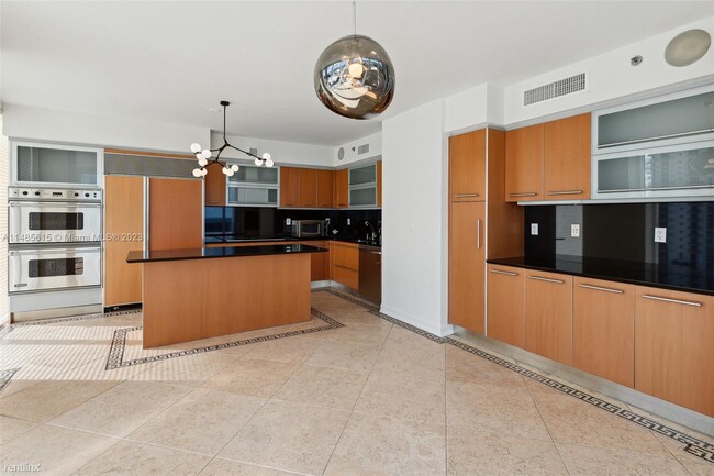 Building Photo - 4 br, 5.5 bath Condo - 18911 Collins Ave A...