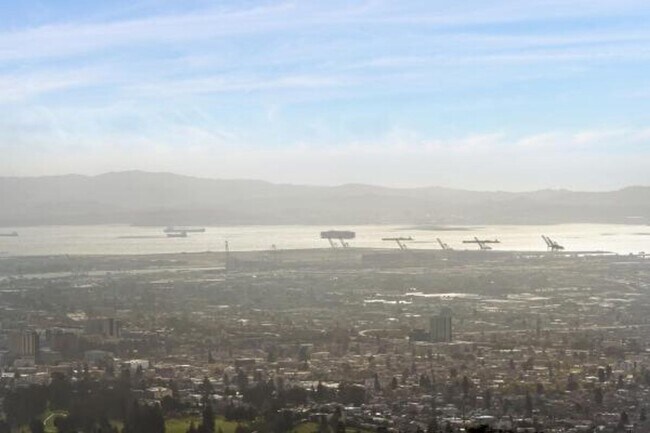 Building Photo - Luxury Living Above The Bay -- Iconic views!