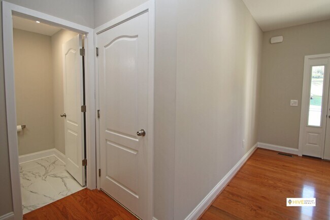 Building Photo - Upscale rental in Harrisonburg!