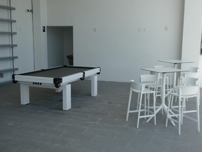 Building Photo - 111 SE 1st Ave