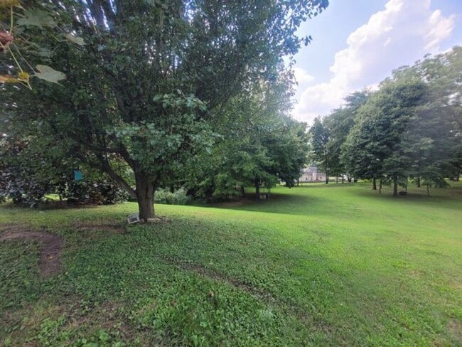 Building Photo - Charming 3-Bedroom Home with Spacious Livi...