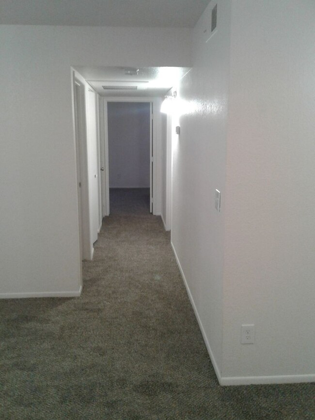 Building Photo - 2BR 2 BATH 2ND STORY CONDO