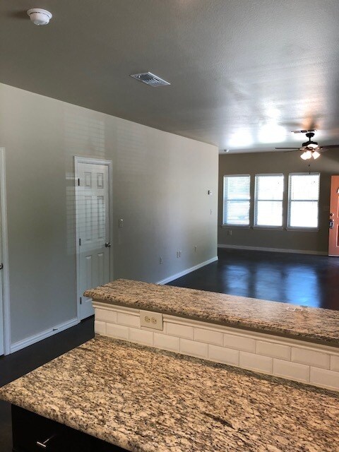 Building Photo - ***4 Bedroom 2.5 Bath*** Walking distance to UNT***