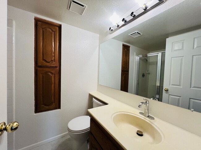 Building Photo - Spacious and Sparkling with New Paint 3 be...