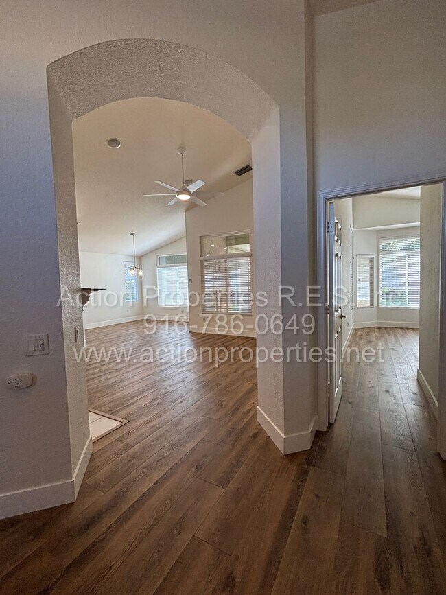 Building Photo - 6000 Buggy Whip Ln