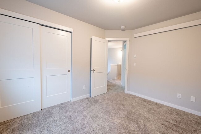 Building Photo - 3 bed 2.5 bath townhouse with garage.