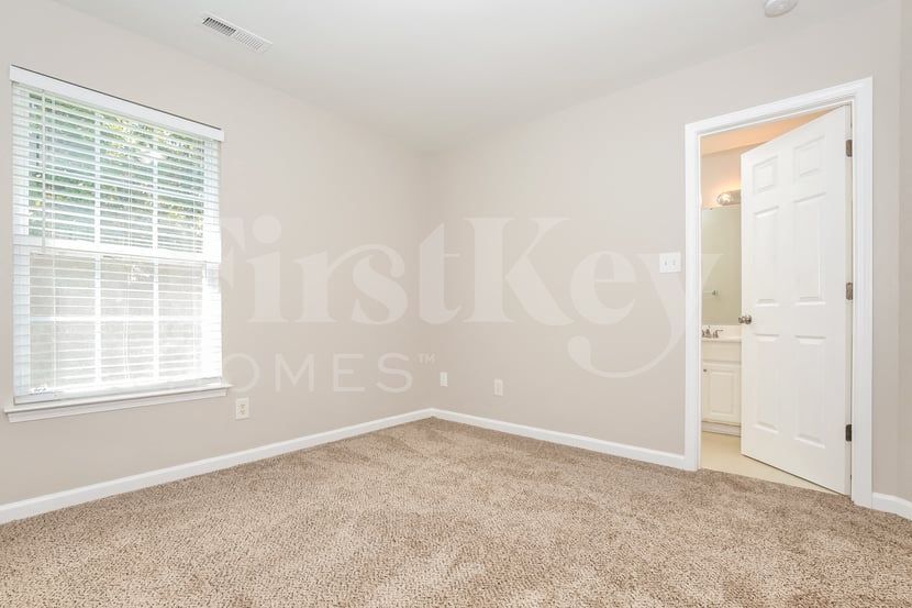 Building Photo - 1562 Pondhaven Dr