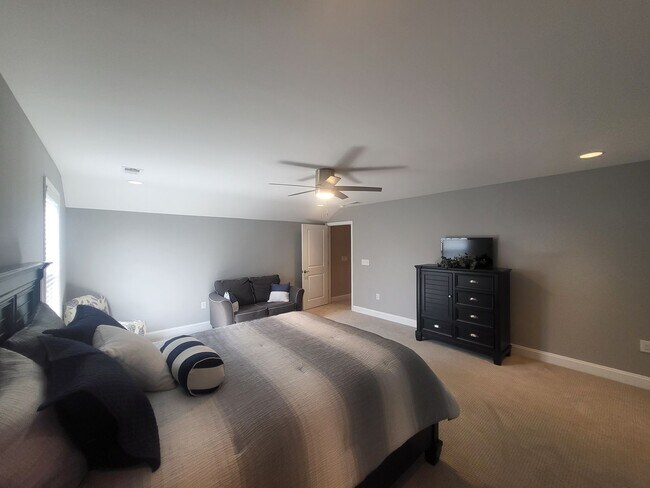 Building Photo - REDUCED!  5 bedroom/4 bath house in Berkshire Forest