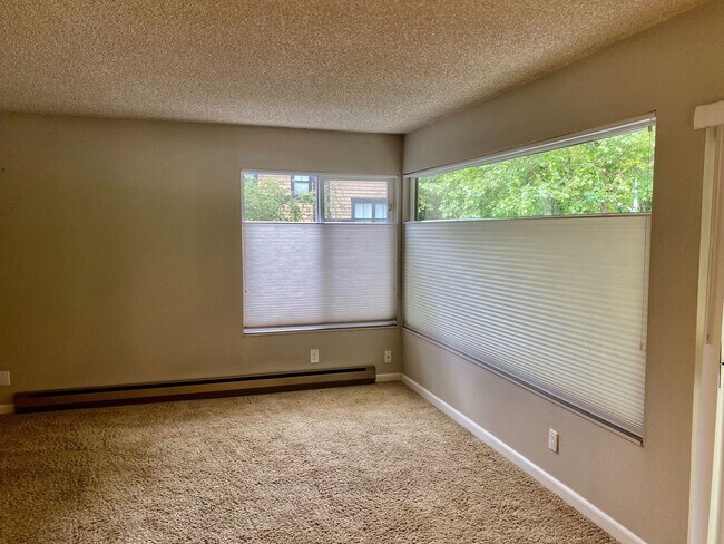 Building Photo - Prime Bellevue Way Location – Brookside Condos!