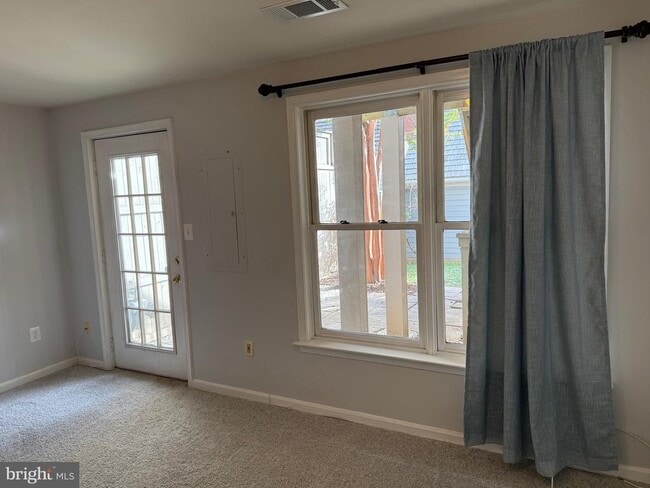 Building Photo - 539 Tschiffely Square Rd