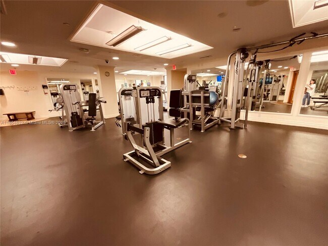 Building Photo - 1121 Crandon Blvd