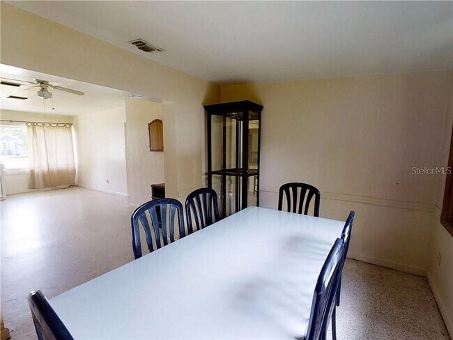 Building Photo - 2 Bed 1 Bath Pet Friendly with Fenced Yard...