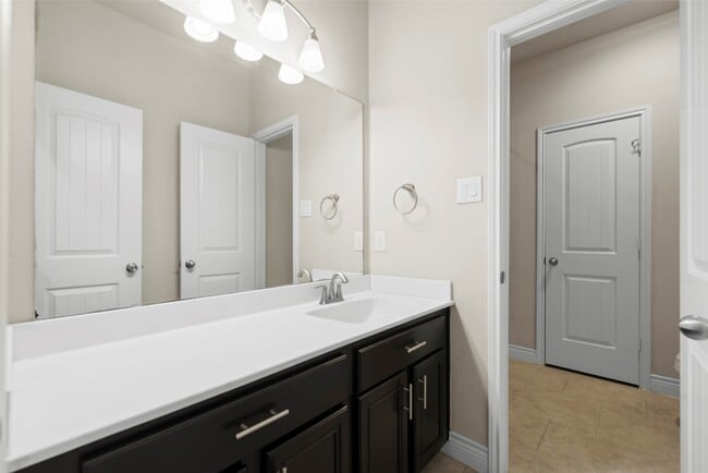 Building Photo - 5619 S Denham Ridge Ln