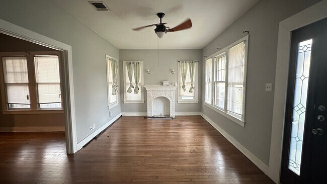 Building Photo - Highland Park 2/1 Home Ready for Move-In