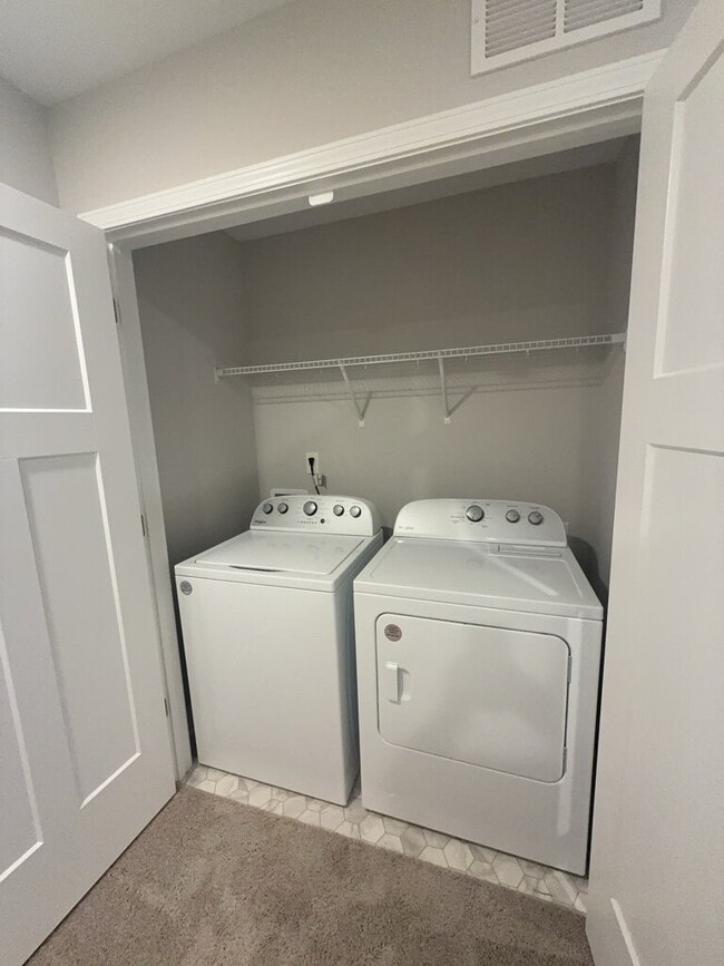 Building Photo - Two Bedroom Two and a half Bathroom Townhome located in Hubert!