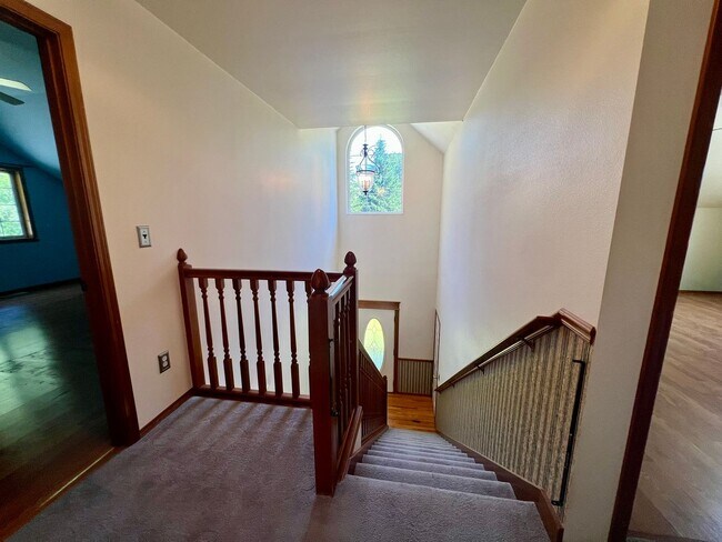 Building Photo - 3+ BD on 2 Acres - Barn Included