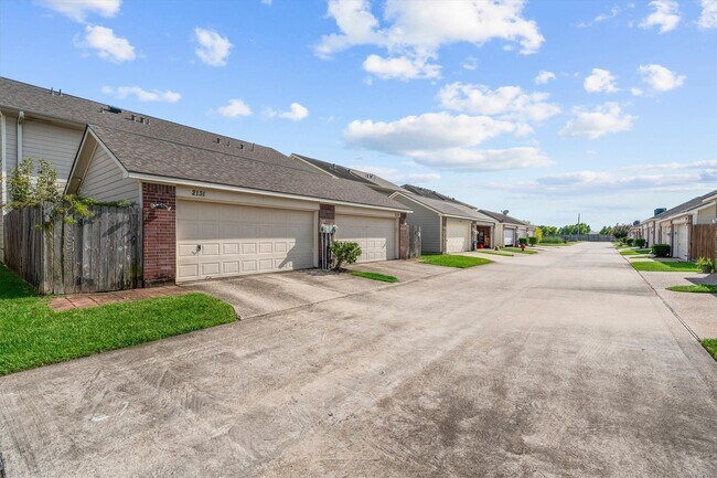 Building Photo - 2131 Kemah Village Dr