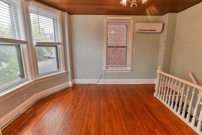 Building Photo - Charming 3 Bedroom on Verbeke St