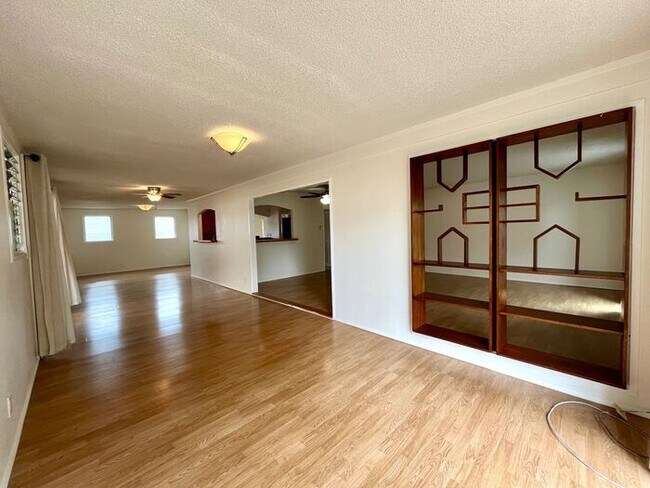 Building Photo - Mililani Town: 4 bed, 2.5 bath House with Den and Large Patio