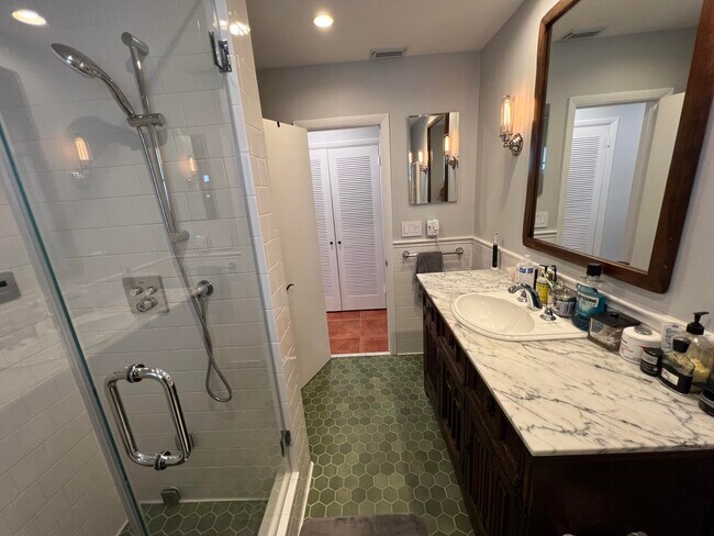 Building Photo - 1653 Poinsettia Dr