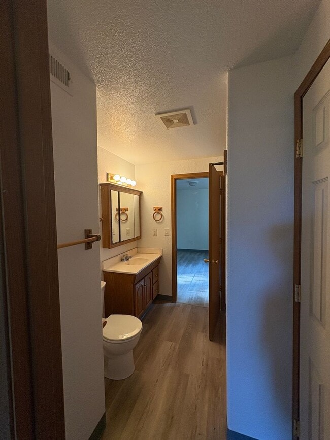 Building Photo - 2 Bedroom 1.5 Bathroom Duplex in Southwest Eugene