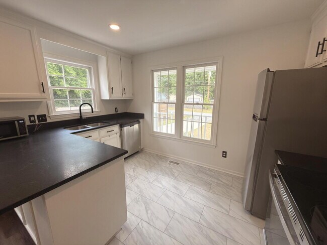 Building Photo - Move-In ready-Rosewood 3BR w/ Fenced Yard + Pet Friendly