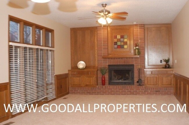 Building Photo - Executive 4 Bedroom Home in West Des Moine...