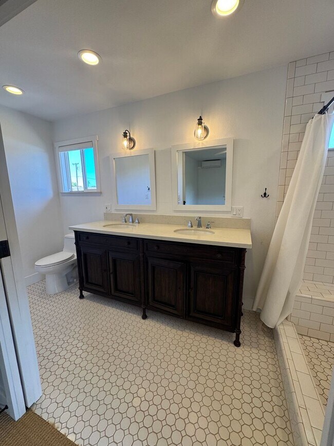 Building Photo - Newly Renovated 3/3 Home in Waialua