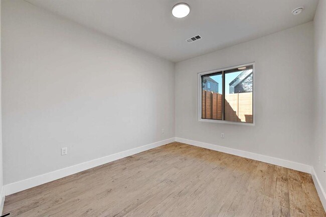 Building Photo - 503 Thelma Dr