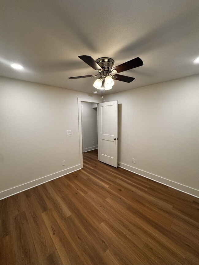 Building Photo - 14911 Dutchmans Dr