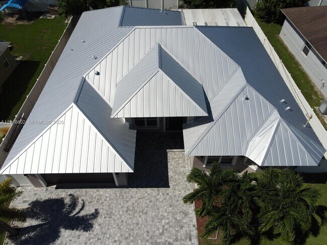 Building Photo - 1749 SW Desert Ave