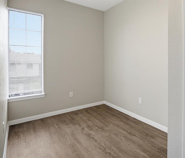 Building Photo - 611 Carpenter Ave