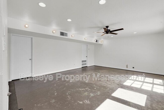 Building Photo - 1333 E Donner Dr