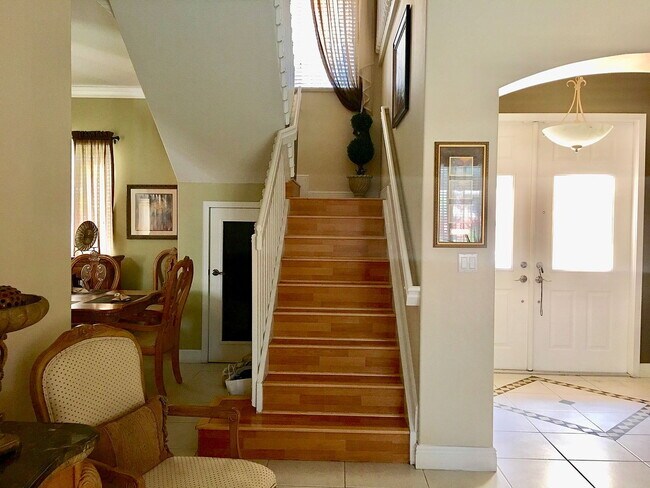 Building Photo - "Spacious 4-Bed Oasis with Granite Elegance & Pool in Miami Lakes"