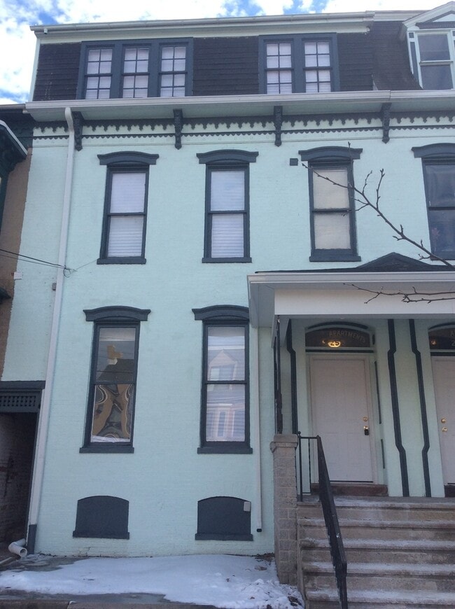 Building Photo - 1 Bedroom Apartment in Downtown near the Judicial Center