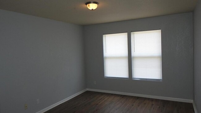 Building Photo - 620 N Hocker Ave