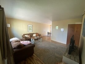 Building Photo - 6039 SE Center St