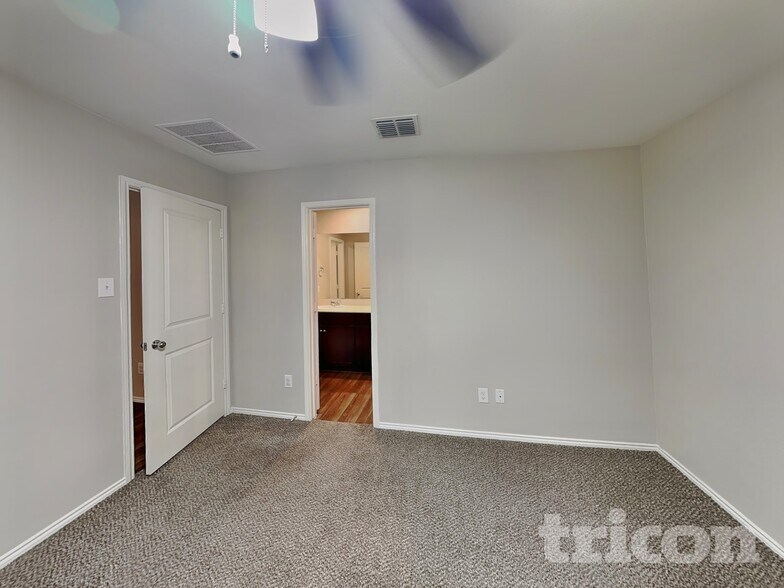 Building Photo - 908 Lady Bird St