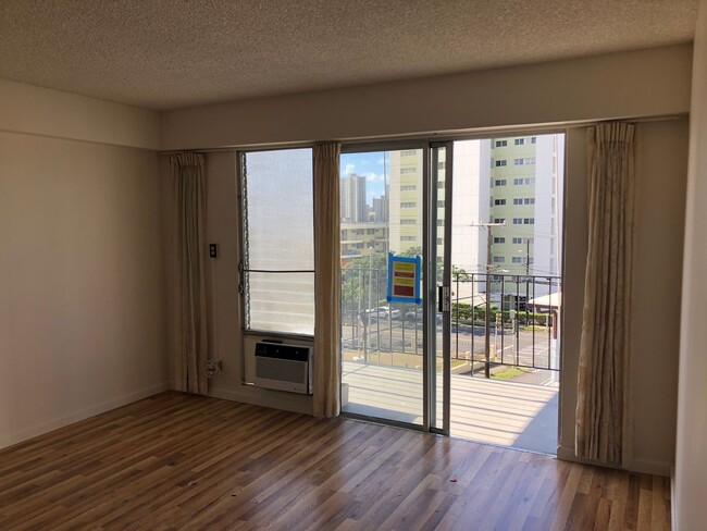 Building Photo - 2 bed, 1 bath, located on 4th floor. Inclu...