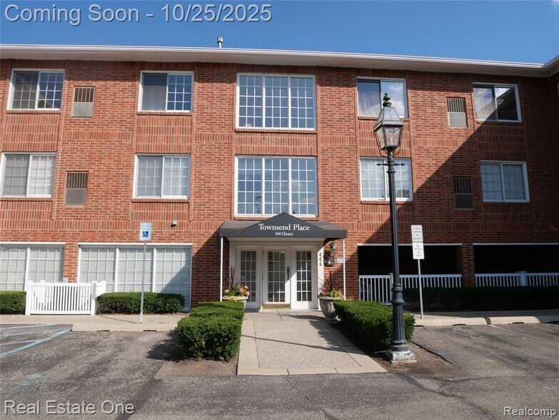Primary Photo - 444 Chester St