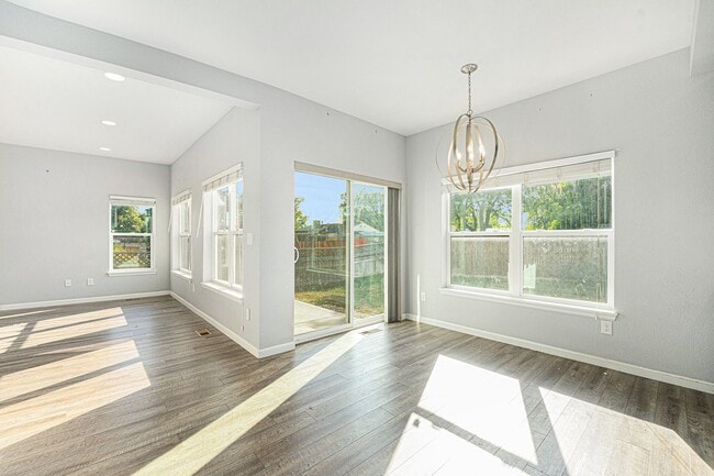 Building Photo - Bright & Spacious 3-Bedroom Home on a Corn...