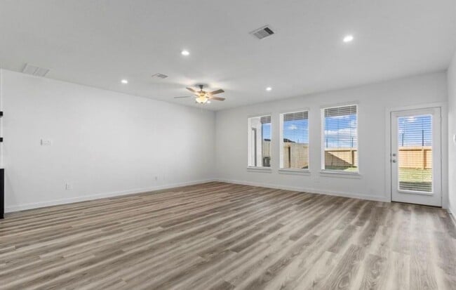 Building Photo - 2911 Crown Gate Dr