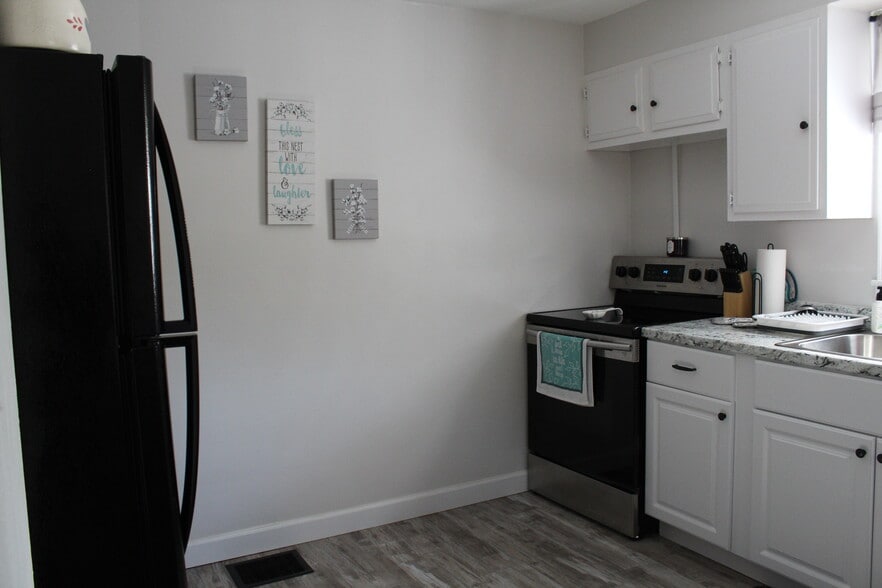 Kitchen - 1395 Ross Ave