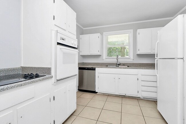 Building Photo - Discover the charm of this brick ranch nestled in the heart of Madison Park